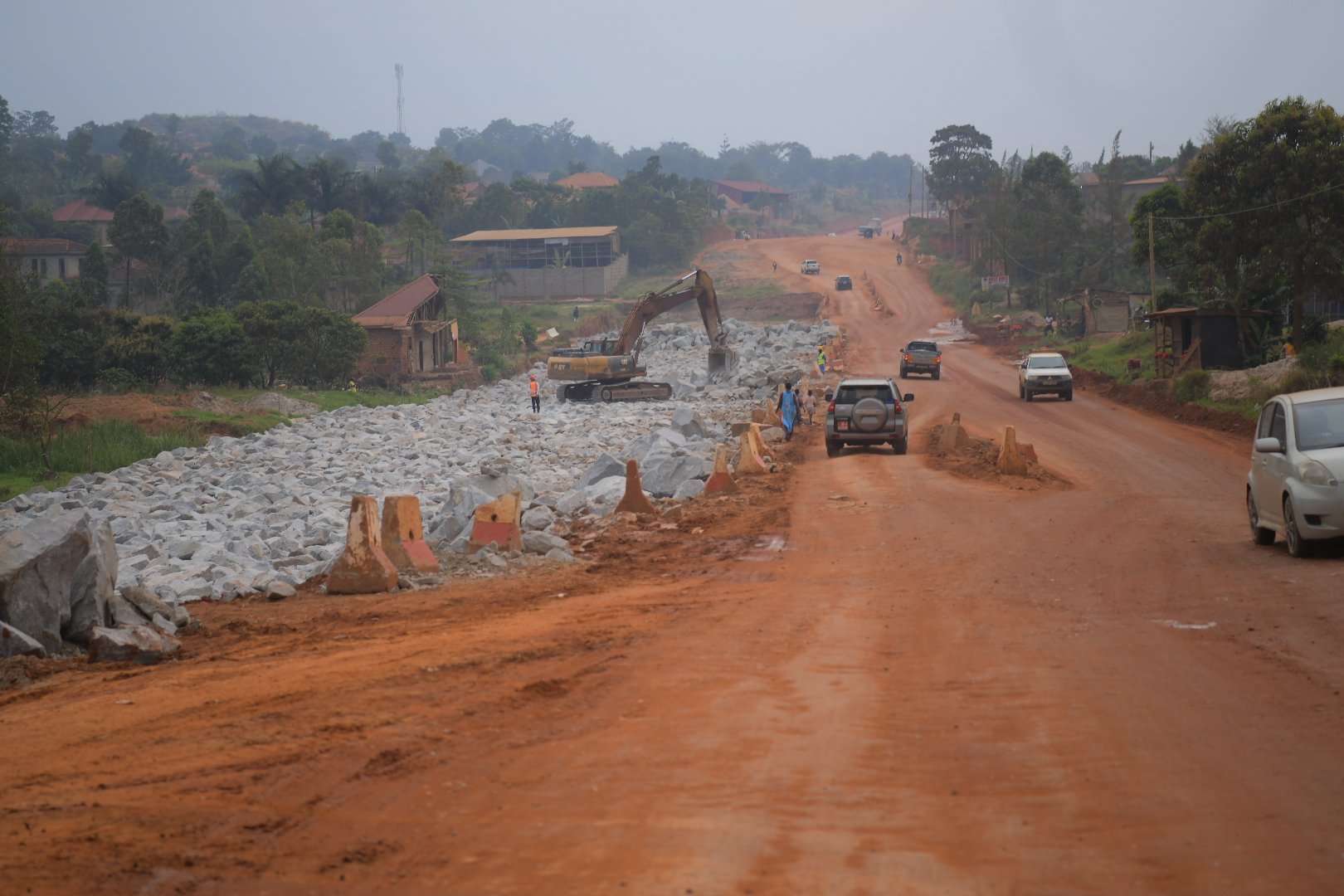 Minister Byamukama Sets Fresh Deadlines to Complete Stalled Kyaliwajjala–Kira–Kasangati–Matugga Road