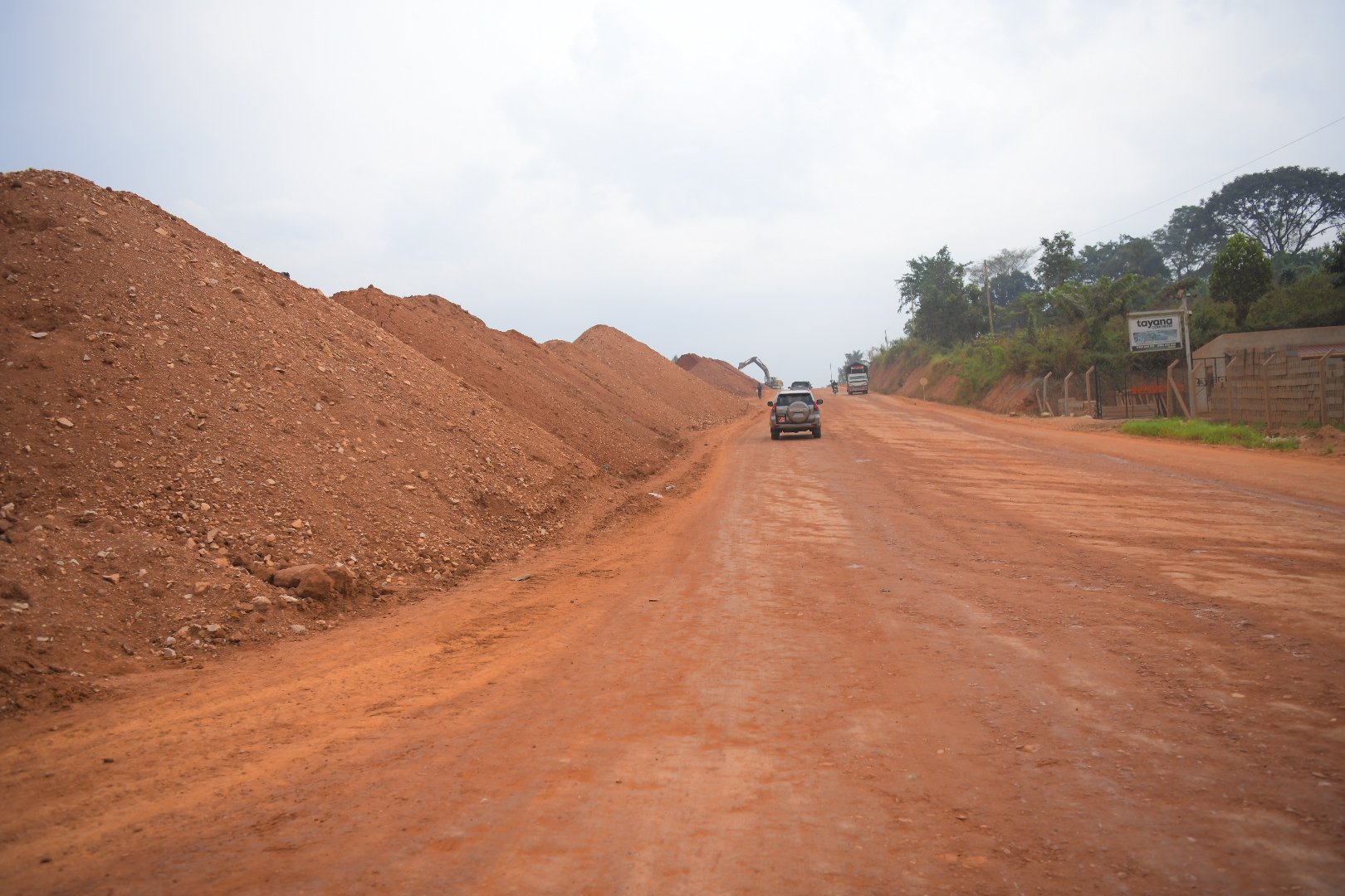 Minister Byamukama Sets Fresh Deadlines to Complete Stalled Kyaliwajjala–Kira–Kasangati–Matugga Road